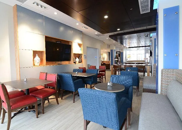 Отель Express & Chicago North Shore - By Ihg