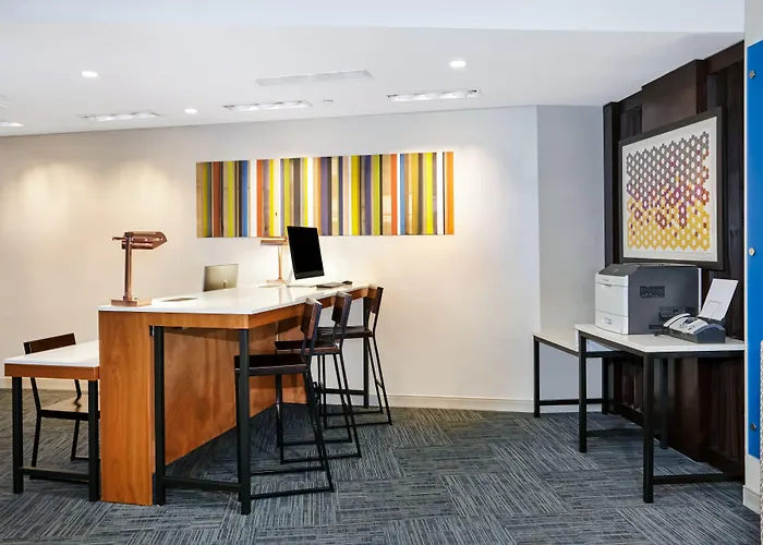 Отель Express & Chicago North Shore - By Ihg