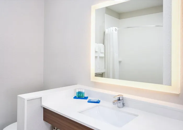 Express & Chicago North Shore - By Ihg Отель 3*